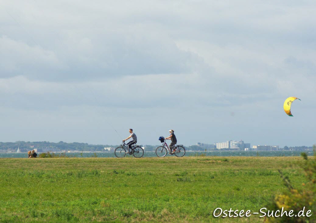 Fahrradfahrer an der Ostsee