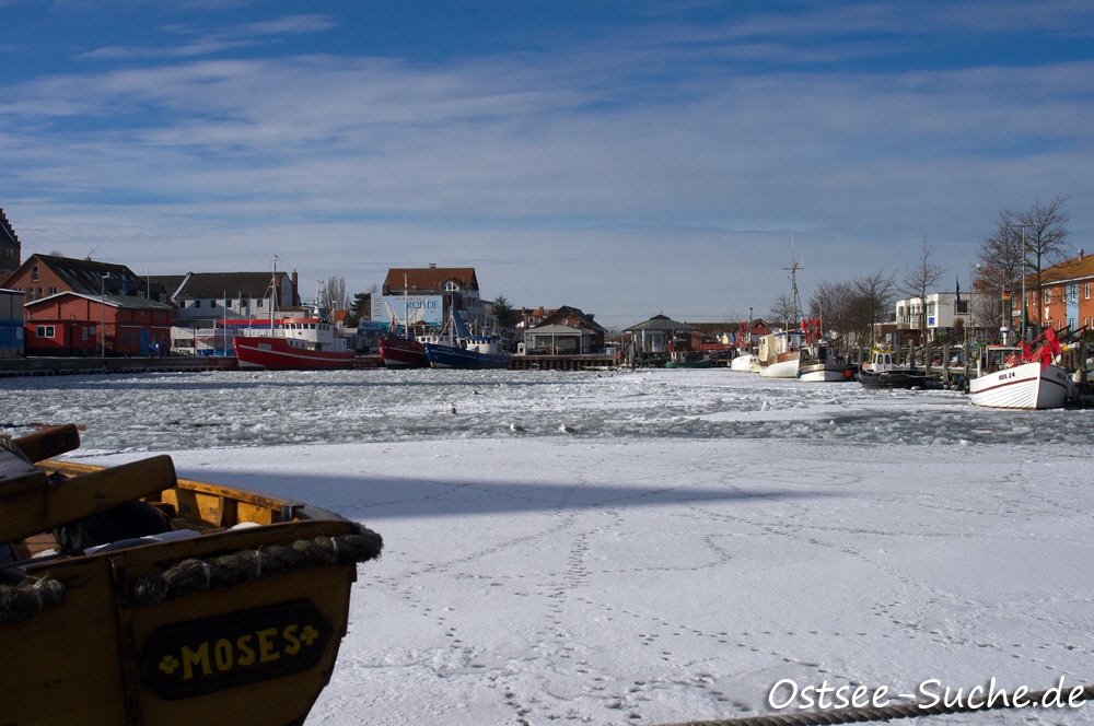 Der zugefrorene Hafen im Winter, selbst die Boote sind eingefroren