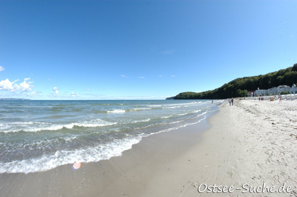 Urlaubsgäste laufen am Sandstrand von Binz, schöne Wllen auf der Ostsee