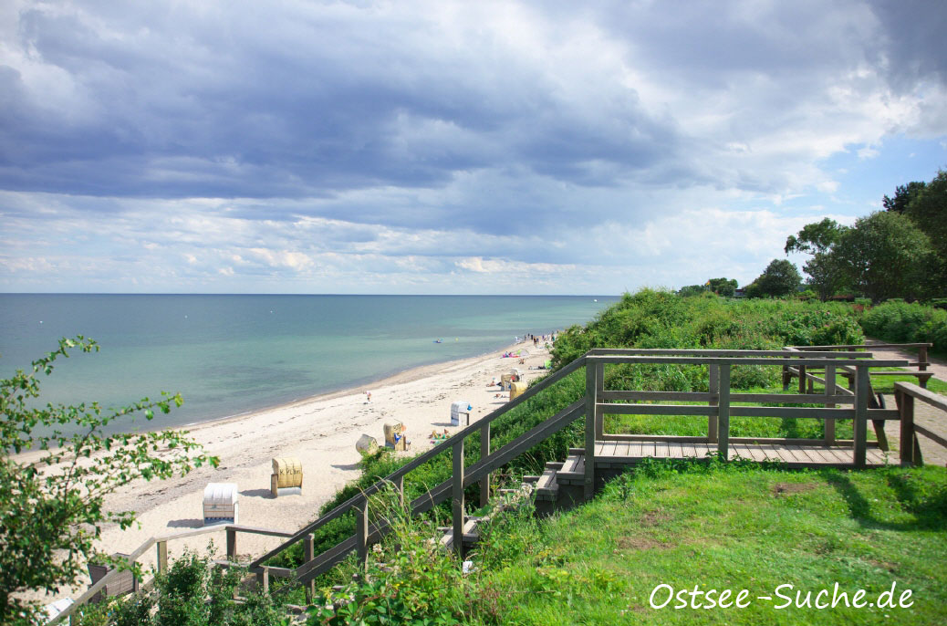 Kraksdorfer Strand mit Strandkörben und wenig Urlaubsgäste