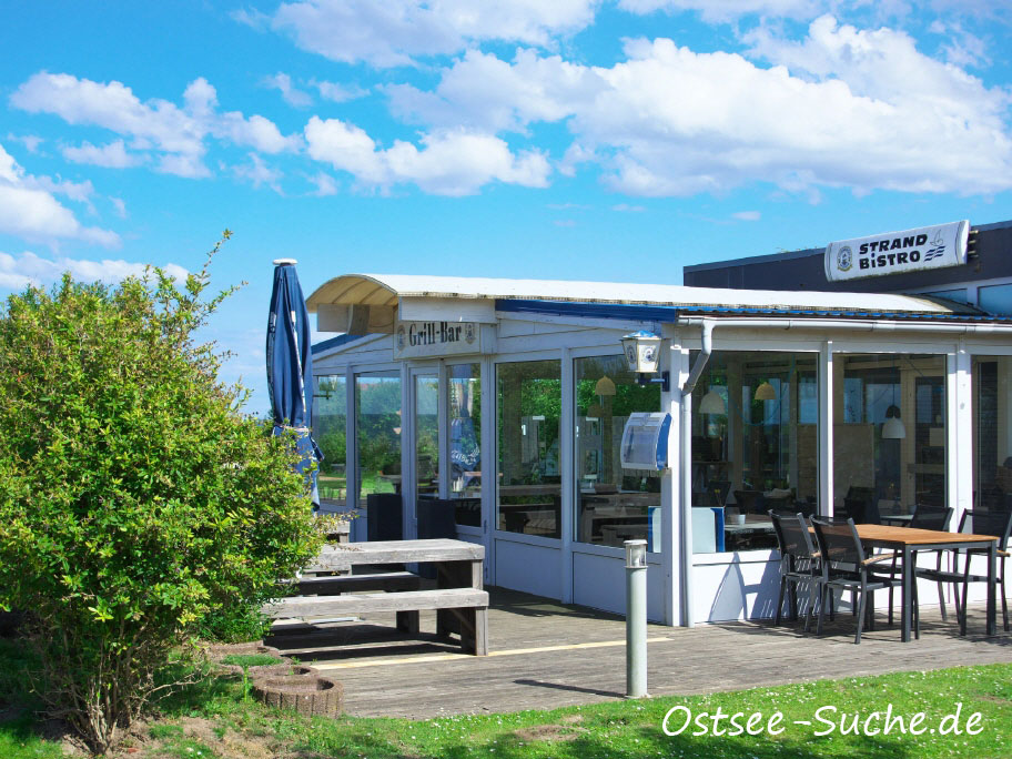 Ein kleines Strandbistro am Kraksdorfer Strand mit Stühlen und Tischen vor dem Bistro