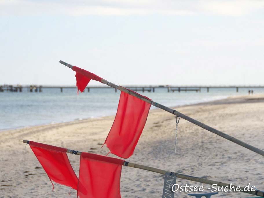 Fischerbojen Dahme rote Flaggen an den Fischerbojen sind auf dem Ostseestrand von Dahme zu sehen