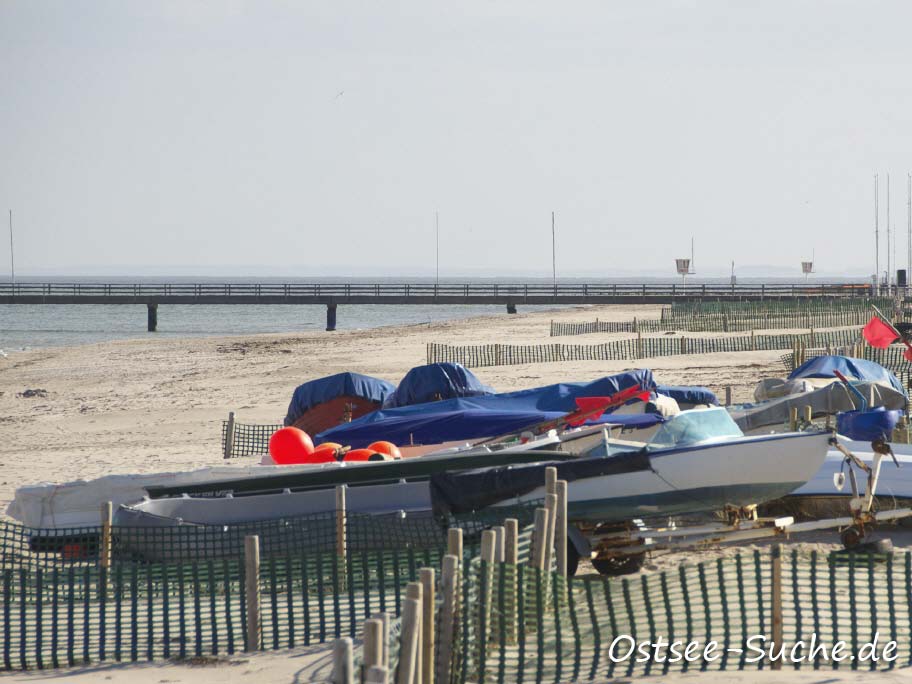 Fischerboote Dahme Fischerboote liegen auf dem Ostseestrand in Dahme